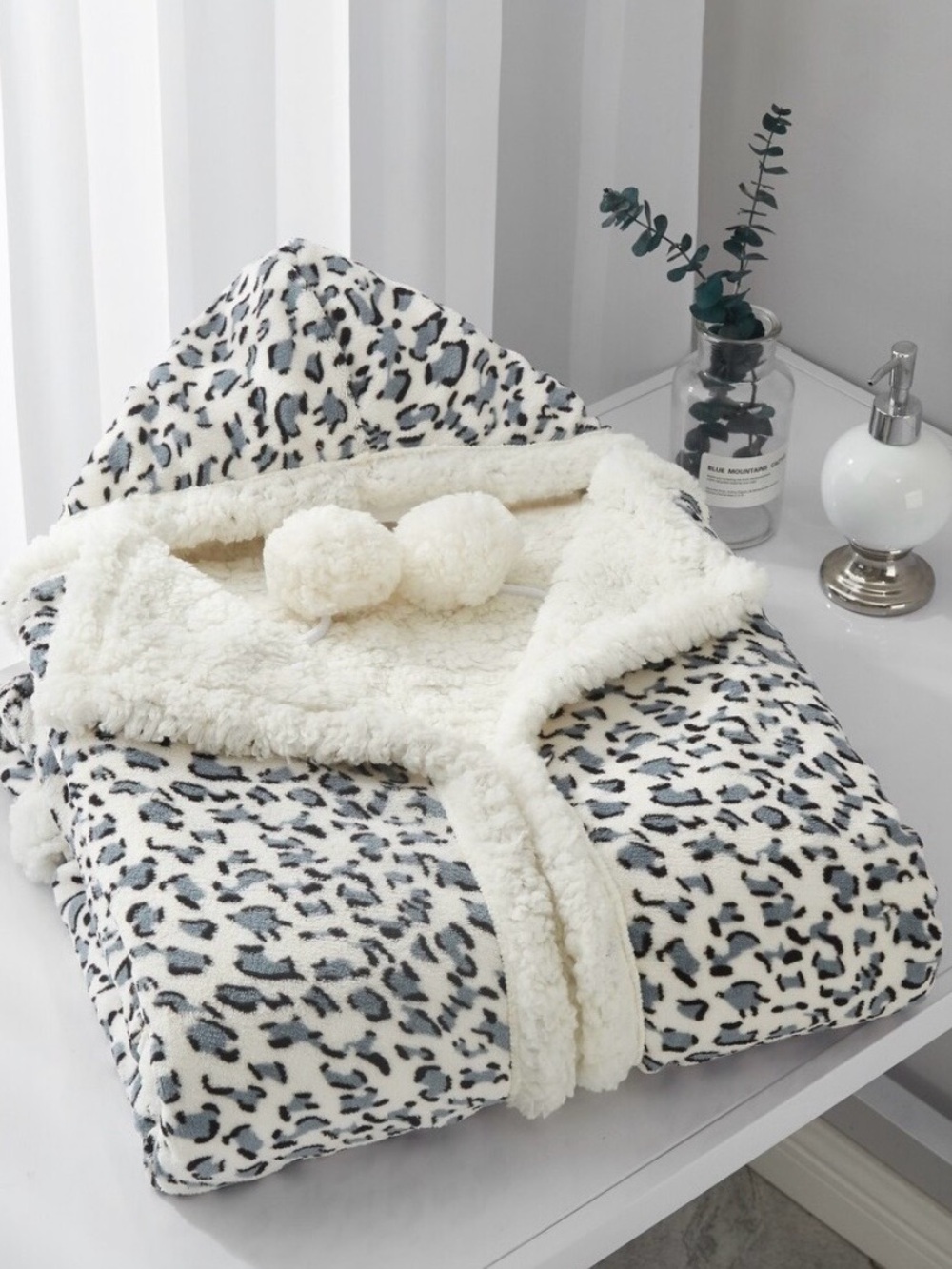 NWOT Leopard Plush Hooded Wearable Blanket Wrap w/ Poms & Pockets - One Size
